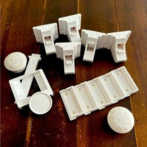 Eco Baby - Magnet Cabinet Locks for Baby Proofing - Set of 5 with 2 keys